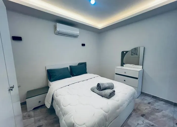 One Bedroom And Reception דירה